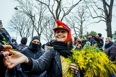 白天拿着黄色花瓣的人伸手去抓别人的手